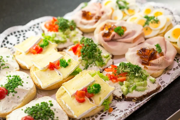 Sandwiches con embutidos en una bandeja —  Fotos de Stock