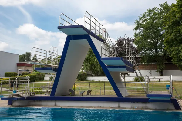 Sprungturm am Schwimmbad — Stockfoto