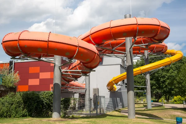 Tubo dell'acquascivolo alla piscina pubblica — Foto Stock