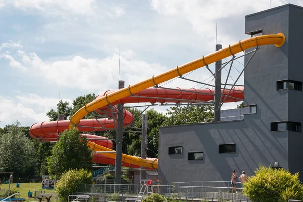 Vatten glida röret vid offentlig simhall — Stockfoto