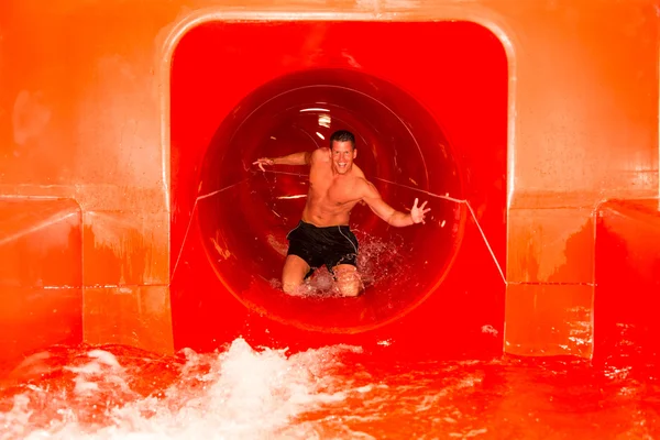 Man in glijbaan bij openbare zwembad — Stockfoto