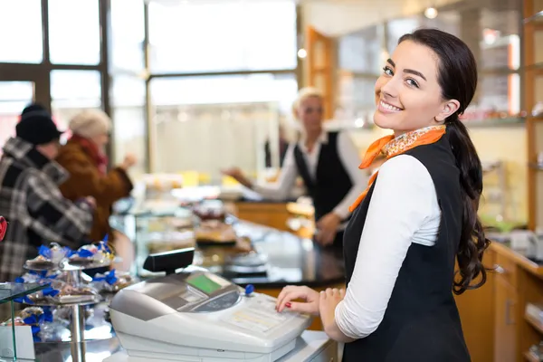 Salesperson at cash register — Stock Photo, Image