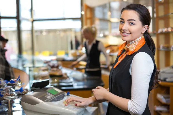 Commerçant et vendeuse à la caisse enregistreuse ou à la caisse — Photo