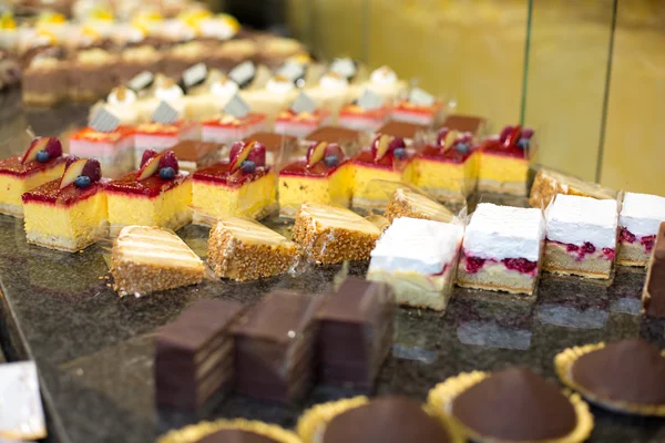 Pastel exhibido en confitería o cafetería —  Fotos de Stock