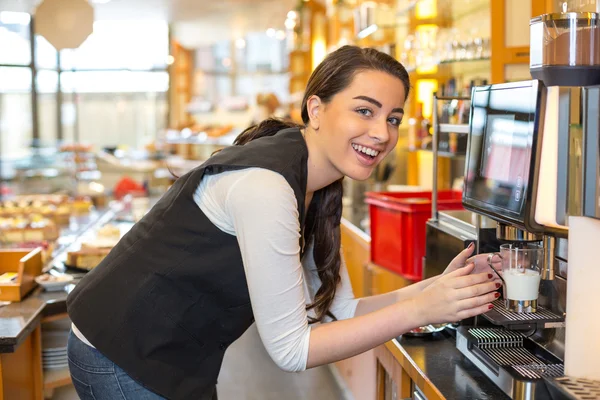 Garçonete em café ou restaurante e máquina de café — Fotografia de Stock