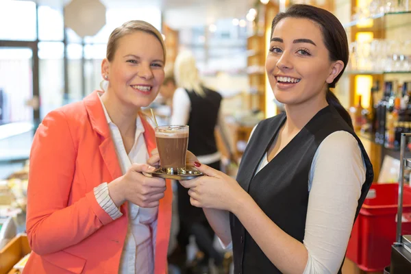 Cameriera dando tazza di caffè al cliente in caffè — Foto Stock