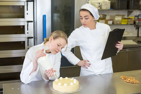Instructor in bakery teaching apprentice — Stock Photo, Image