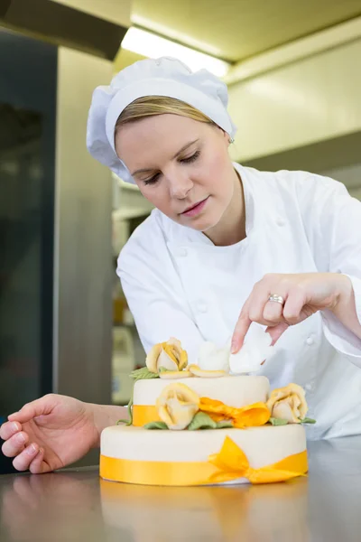 Cukrář, pekař nebo pečivo kuchař připravuje dort — Stock fotografie