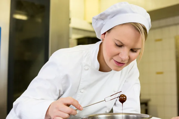 Confectioner producing filled chocolates — Stock Photo, Image