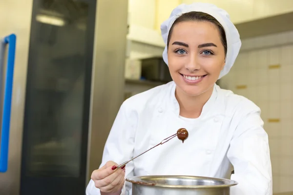 Confectioner producing filled chocolates — Stock Photo, Image