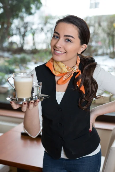 Garçonete posando com xícara de café no café ou restaurante — Fotografia de Stock