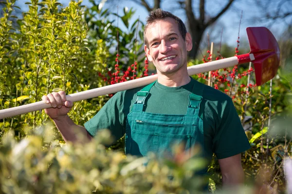 Agricultor o jardinero posando con pala en el jardín — Foto de Stock