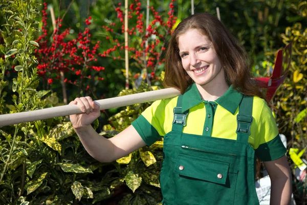 Jordbrukare eller trädgårdsmästare poserar med spade i trädgården — Stockfoto