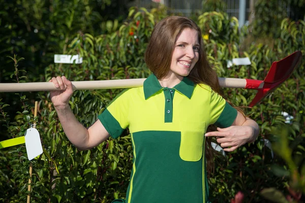 Bauer oder Gärtner posiert mit Schaufel im Garten — Stockfoto