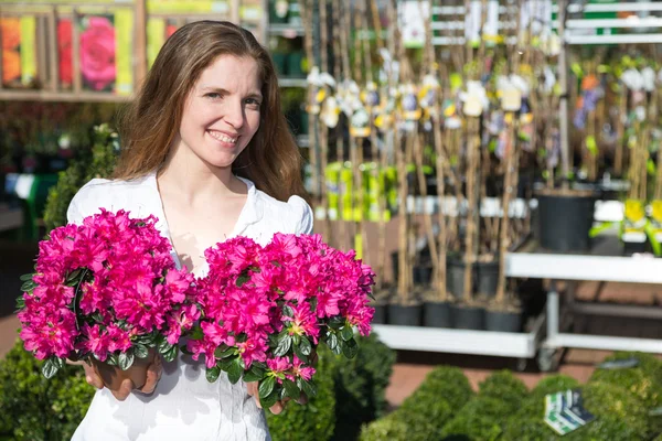 Kund på garden center eller flower shop poserar med massa blommor — Stockfoto