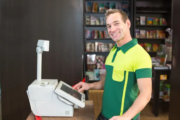 Caissier à la caisse dans la boutique ou le magasin — Photo