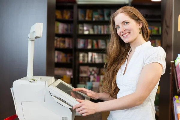 Cajero en caja registradora en librería — Foto de Stock