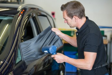 Araba sarmalayıcı yan ayna vinil film veya folyo ile sarma