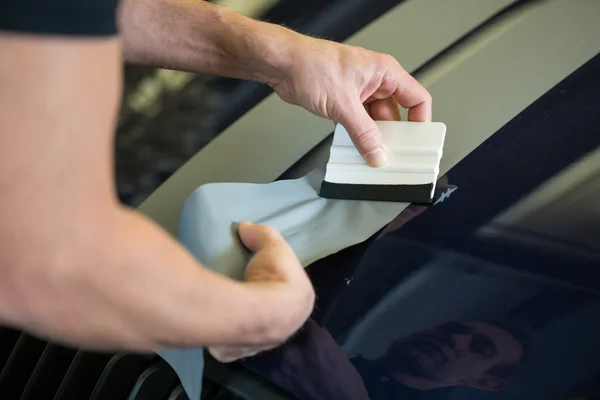 Emballage de voiture feuille de redressement avec une raclette — Photo