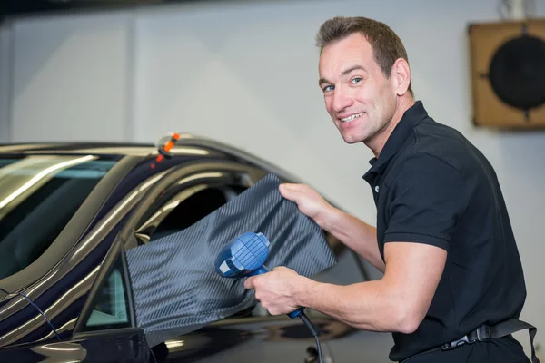 Auto wrapper kant spiegel met vinyl film of folie verpakken — Stockfoto