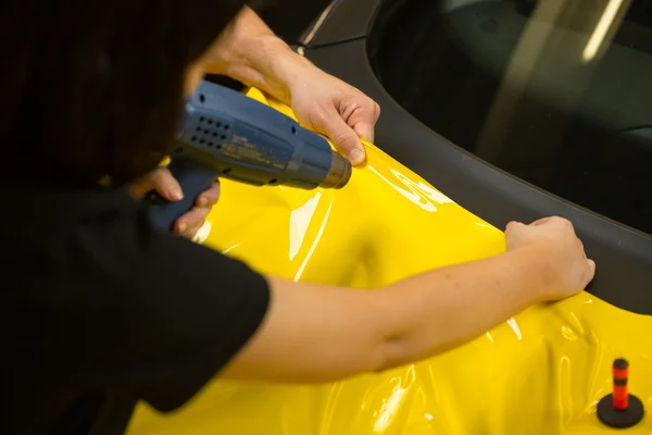 Auto wrappers met behulp van warmte pistool te bereiden vinyl folie — Stockfoto