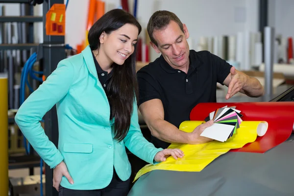 Car wrapping specialist consulting client about vinyl films — Stock Photo, Image