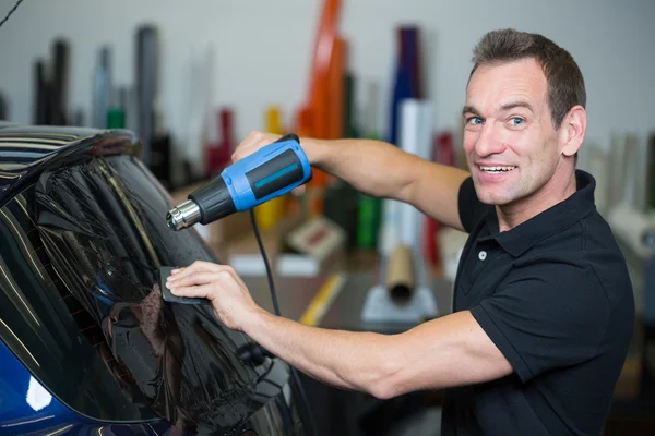 Car wrapper tinting vehicle window with foil — Stock Photo, Image