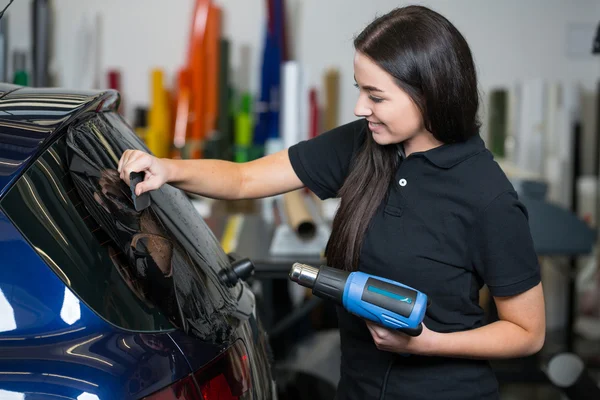 Auto involucro utilizzando pistola termica e tergipavimento per la colorazione finestra — Foto Stock