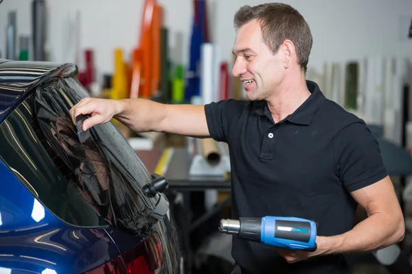 Car wrapper tinting vehicle window with foil — Stock Photo, Image