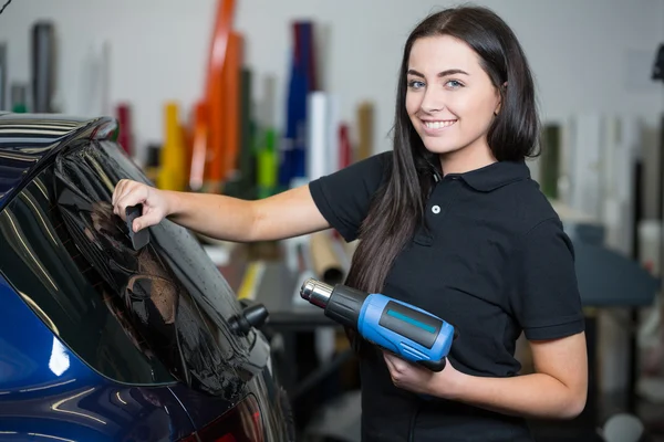 Car wrapper tinting vehicle window with foil — Stock Photo, Image