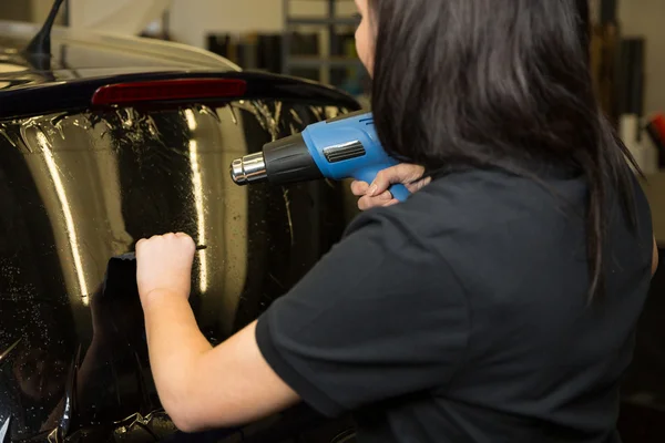 Envoltura del coche teñido ventana del vehículo con papel de aluminio — Foto de Stock