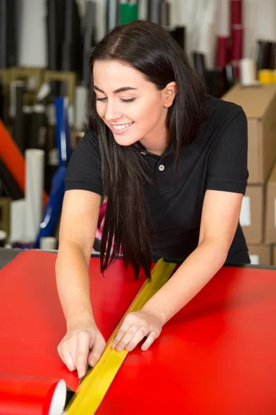 Car wrapping specialist cutting foils with box cutter — Stock Photo, Image