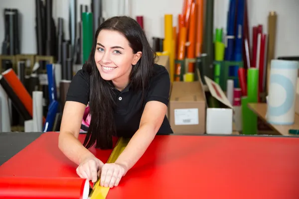 Car wrapping specialist cutting foils with box cutter — Stock Photo, Image