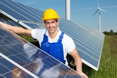 Fotovoltaik mühendis veya güneş paneli yükleme Installer