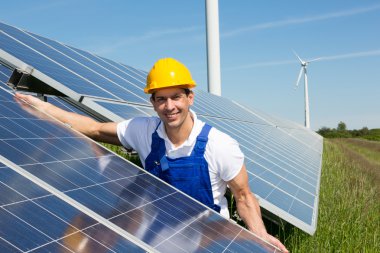 Fotovoltaik mühendis veya güneş paneli yükleme Installer