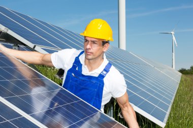 Fotovoltaik mühendis veya güneş paneli yükleme Installer