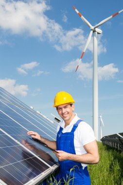 mühendis güneş panelleri enerji Park açısından inceler.