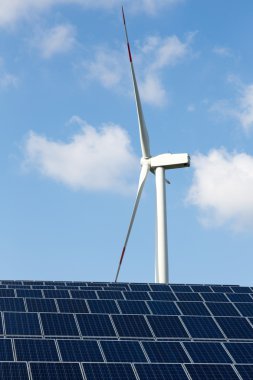 Biraz güneş panelleri ile rüzgar enerjisi türbini elektrik üretimi için
