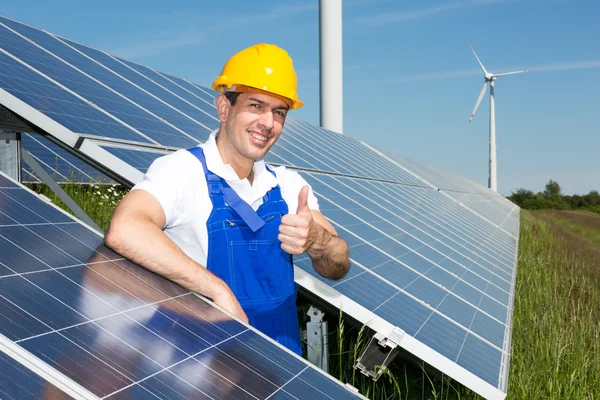 Photovoltaic engineer showing thumbs up at solar panel array — Stock Photo, Image