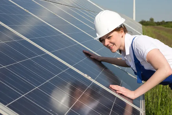 Ingeniero o instalador que inspecciona paneles de energía solar — Foto de Stock