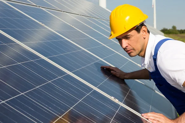 Engineer or installer inspecting solar energy panels — Stock Photo, Image