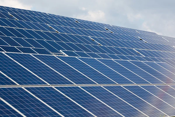 Grande matriz de energia solar para produção de eletricidade limpa — Fotografia de Stock