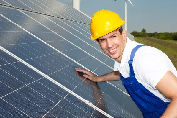 Engenheiro ou instalador que inspeciona painéis de energia solar — Fotografia de Stock