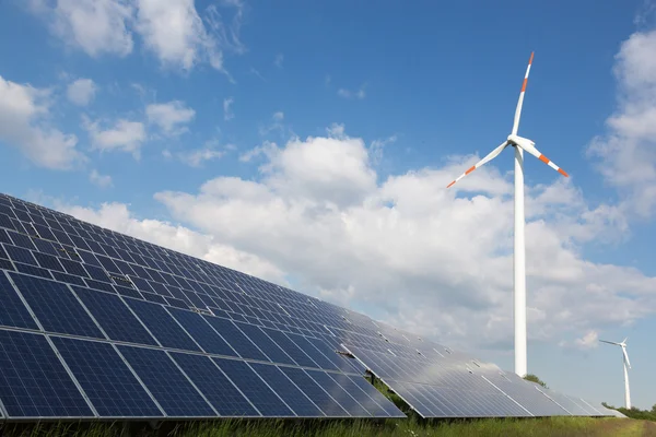 Větrná energie turbína s některé solární panely na výrobu elektřiny — Stock fotografie