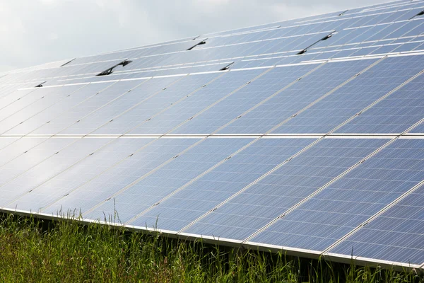 Painéis de energia solar para produção de eletricidade limpa — Fotografia de Stock