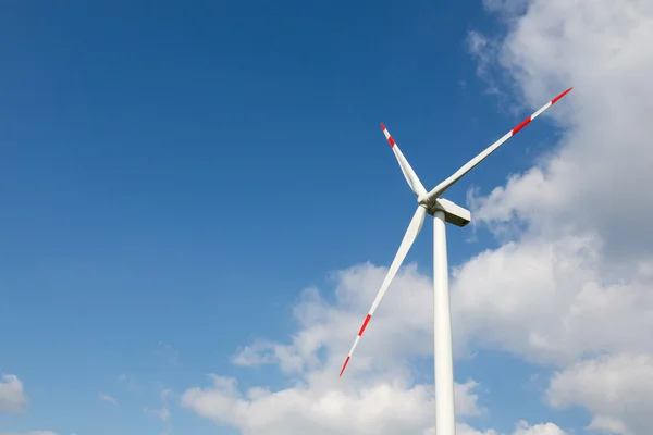 Vindkraftverket för ren energiproduktion med blå himmel — Stockfoto