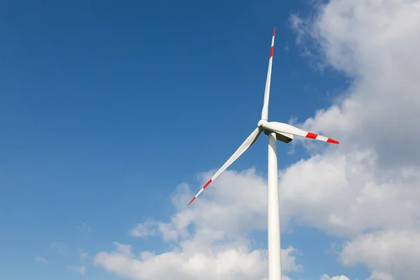 Vindkraftverket för ren energiproduktion med blå himmel — Stockfoto