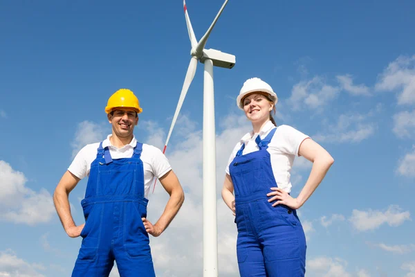 Ingénieurs ou installateurs posant devant une éolienne — Photo