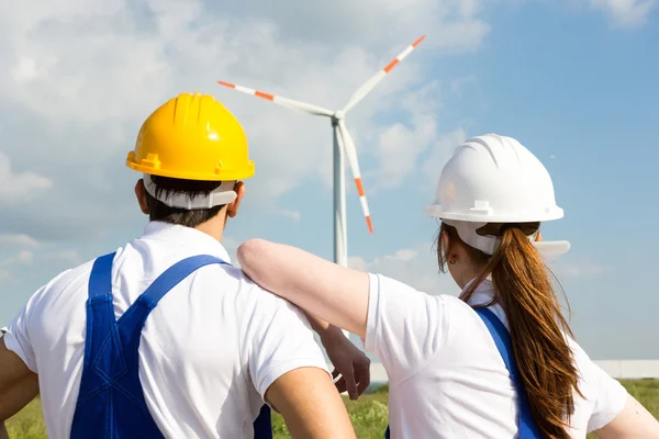 Ingenjörer eller installatörer ser på vindkraftverk energi — Stockfoto