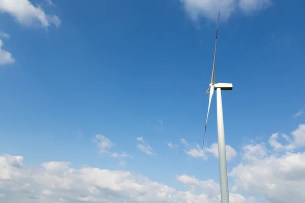 Turbina eólica para produção de energia limpa na frente do céu azul — Fotografia de Stock